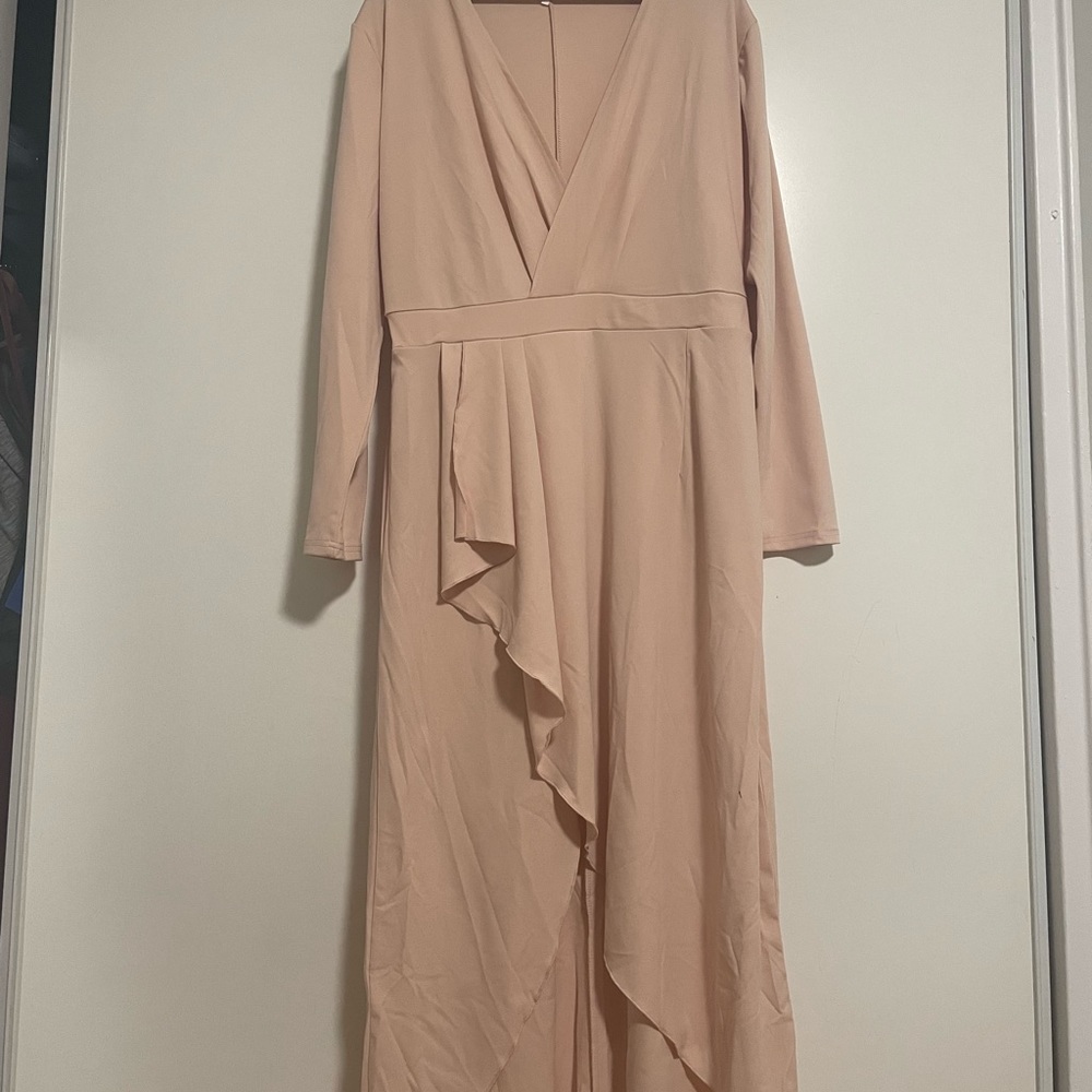 Bought it in lightinthebox, it’s a clear pink. (It came in XXL and I order L)